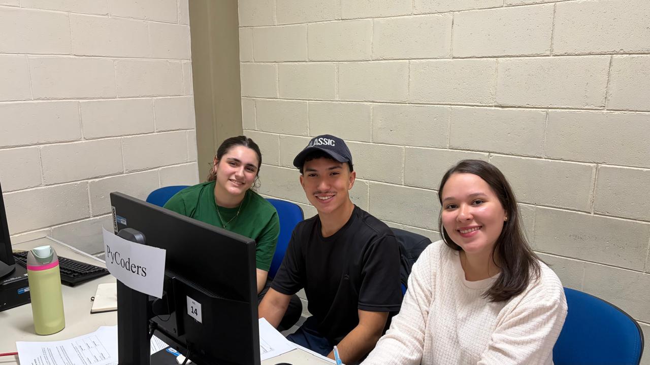 Foto do grupo Pycoders na maratona de programação